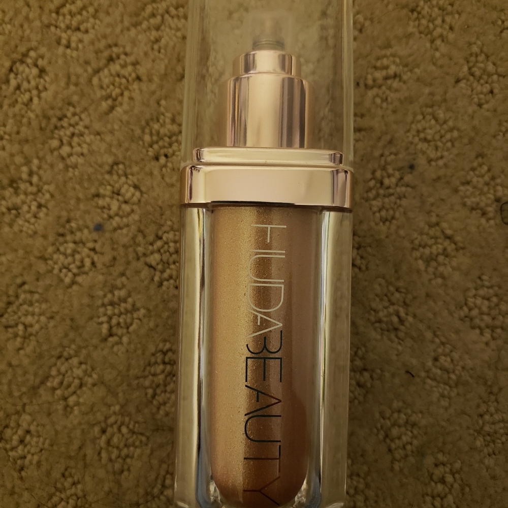 Huda beauty body highlighter in Aphrodite
